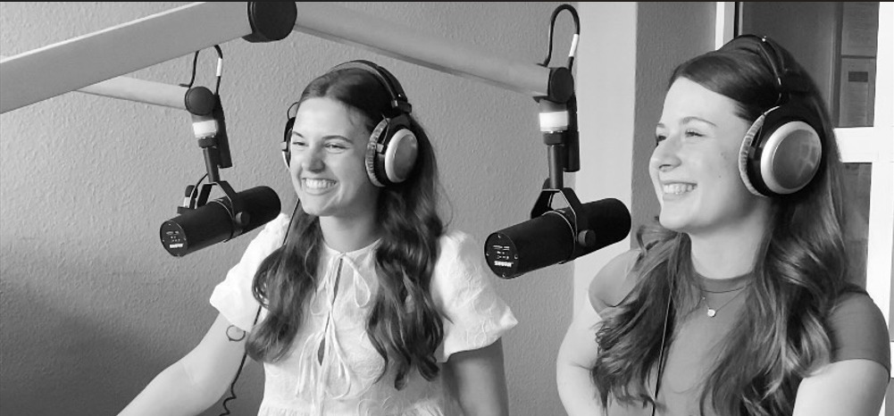 Leonie und Nica im Studio mit Kopfh&ouml;rern